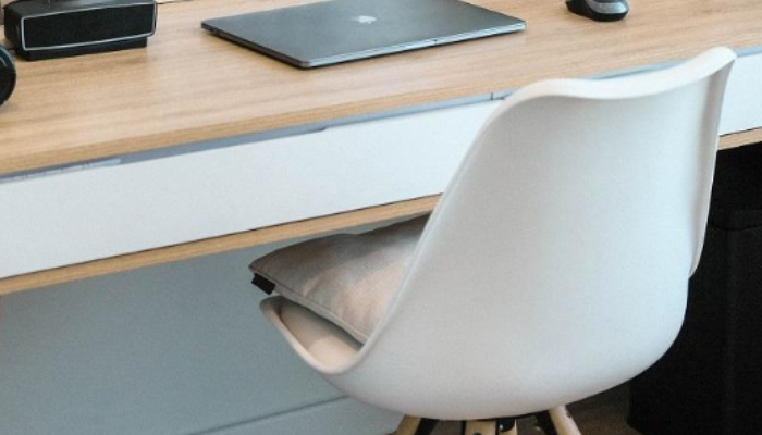Benefits of Corner Desks in an Office